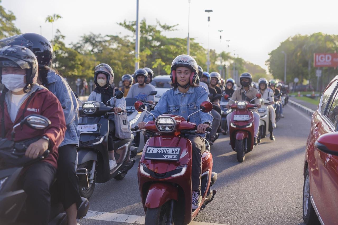 Astra Motor Kaltim 1 Berikan Tips Aman Saat Berkendara Saat Hujan
